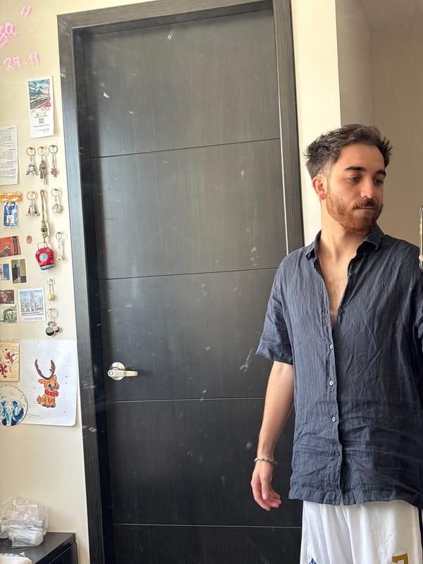 Man takes mirror selfie in Santa Clara Ocoyucan home