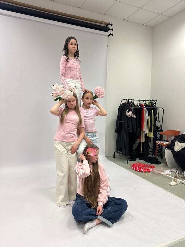 Girls in pink pose for studio photos in Votkinsk