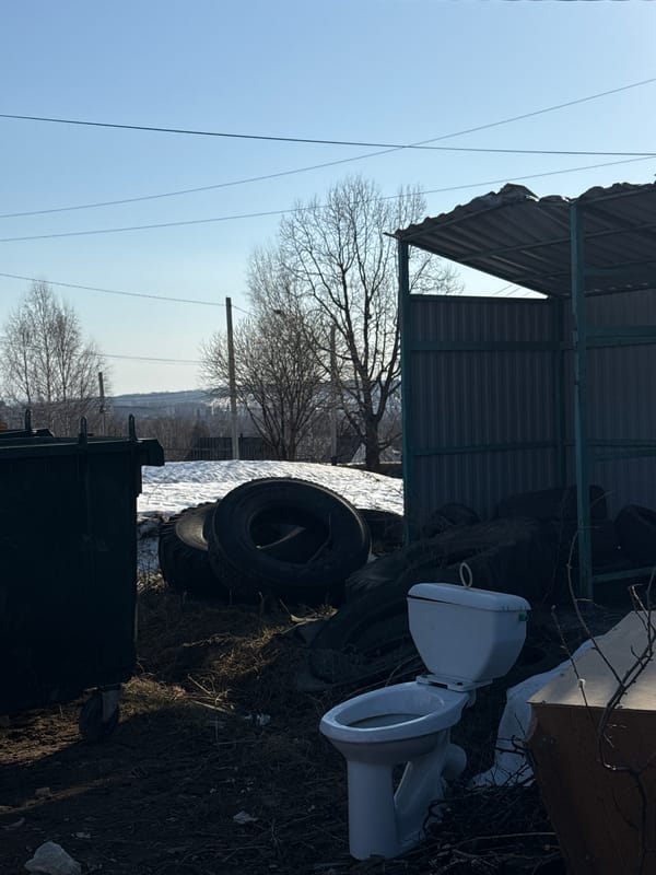 Fitness center and spring street scenes documented in Votkinsk
