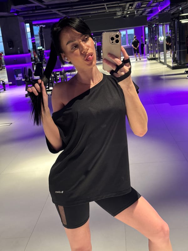 Woman takes gym selfies in Krasnoyarsk fitness studio