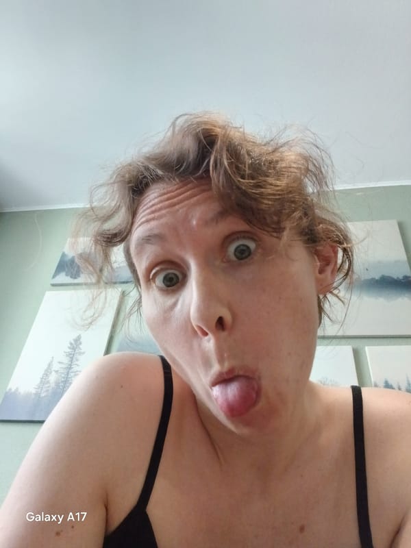 Woman documents playful morning routine in Yekaterinburg kitchen