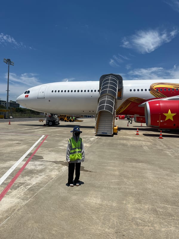 Ground crew and Vietnam Airlines aircraft on Da Nang tarmac