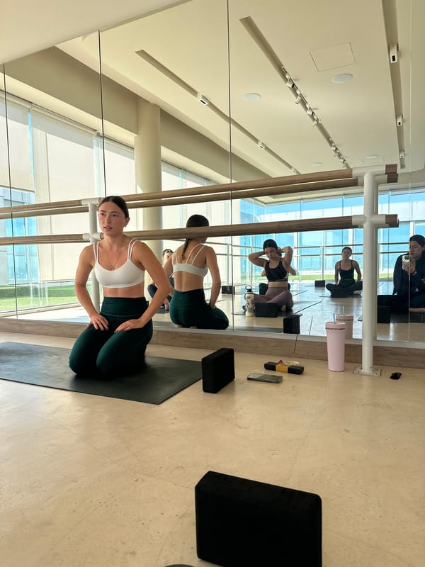 Afternoon yoga session and mirror selfie in Tlaxcalancingo studio