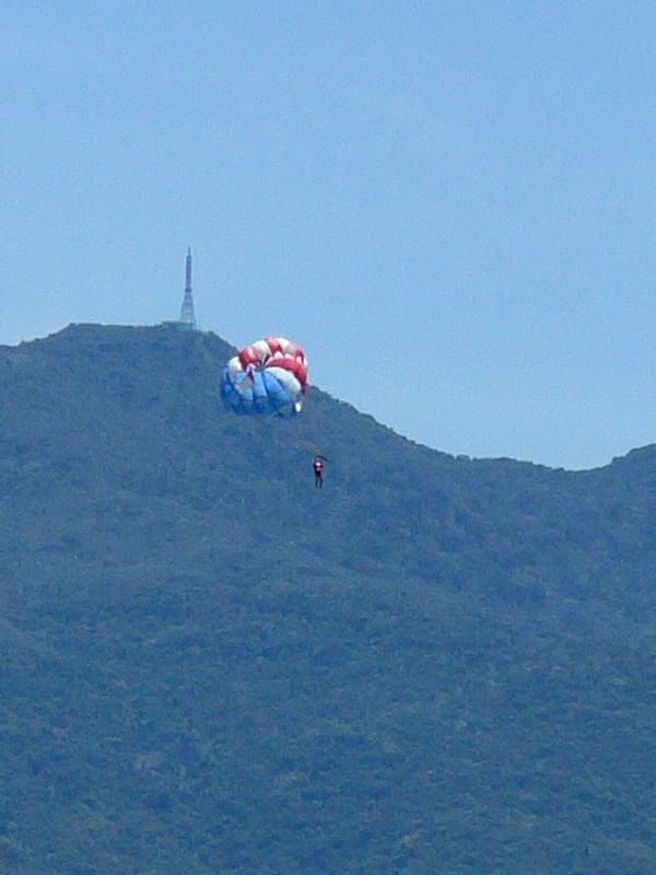 Beach activities and paragliding around Đà Nẵng coastline
