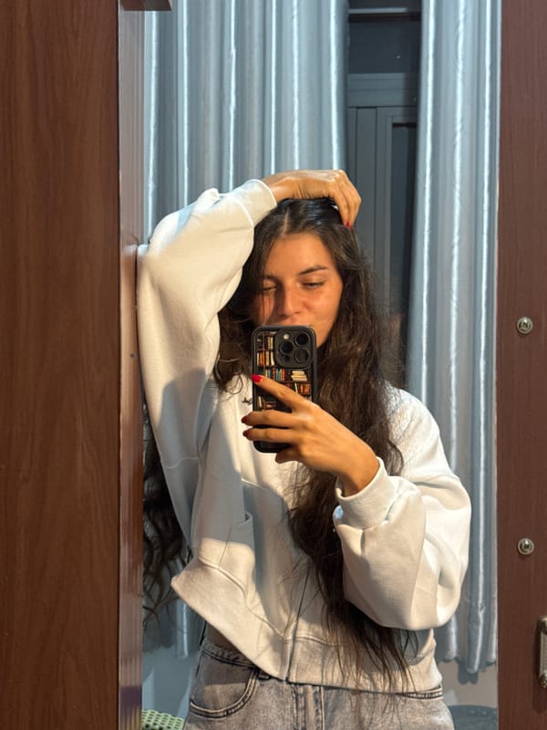 Selfies and a kitten in a Mũi Né room