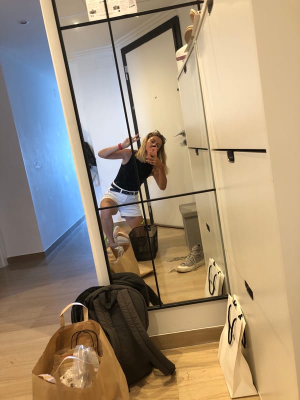 Indoor selfies and coastal sunset art in València
