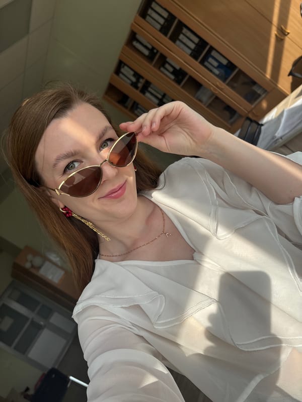 Woman documents morning routine with selfies in Izhevsk