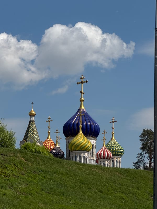 Moscow morning walk captures Orthodox domes, traffic lights, urban views
