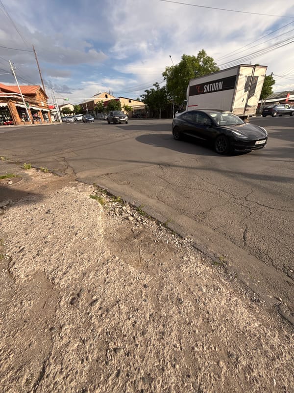 Urban daily life: street traffic and study sessions documented