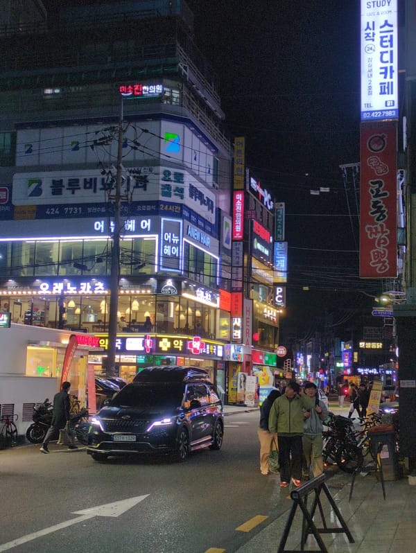 Seoul nightlife documented in central district Monday evening