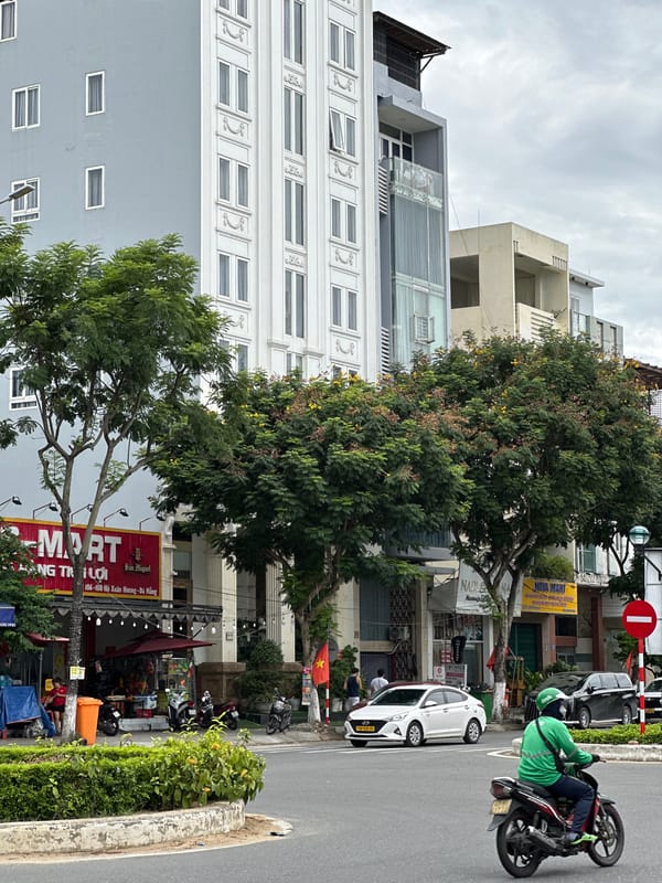 Street-level slice of Đà Nẵng on a grey morning
