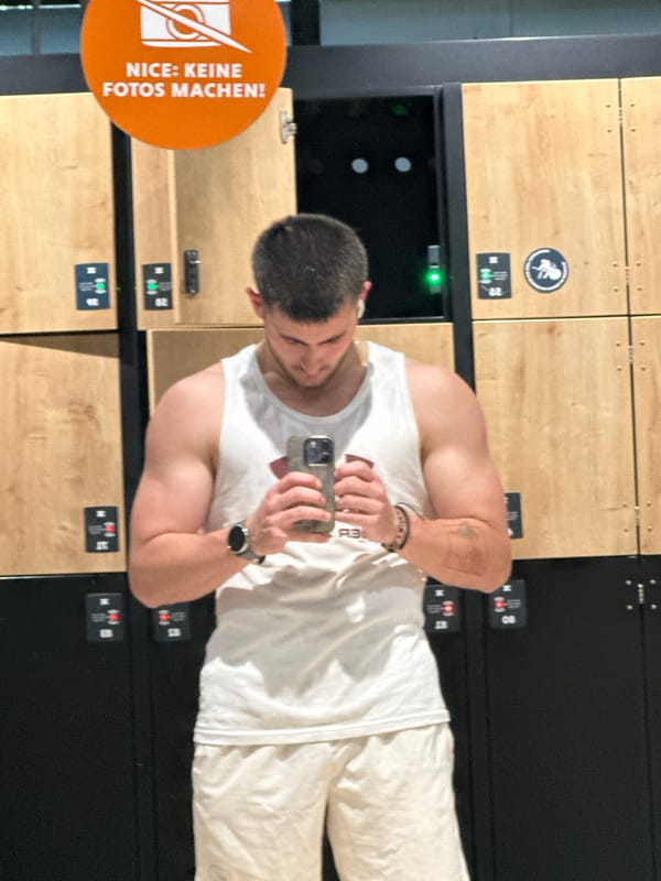 Man takes selfies in Essen gym locker room