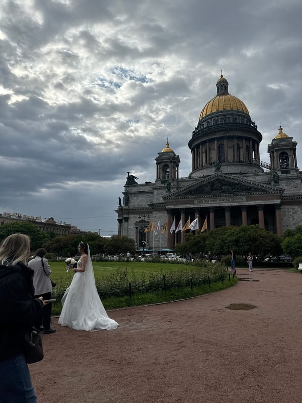 Wedding shoots and tourist activity around Saint Isaac's Cathedral