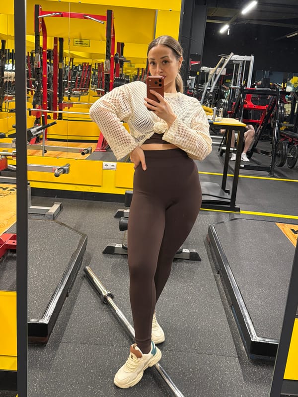 Woman takes gym selfies in Krasnoyarsk fitness center