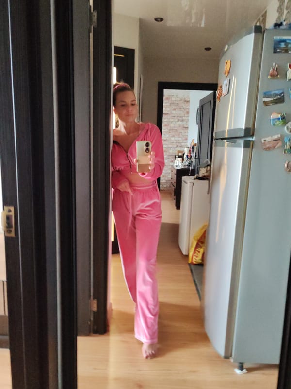 Woman documents morning routine during home renovation in Russia