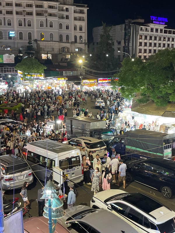 Da Lat night market bustles with crowds and vendors