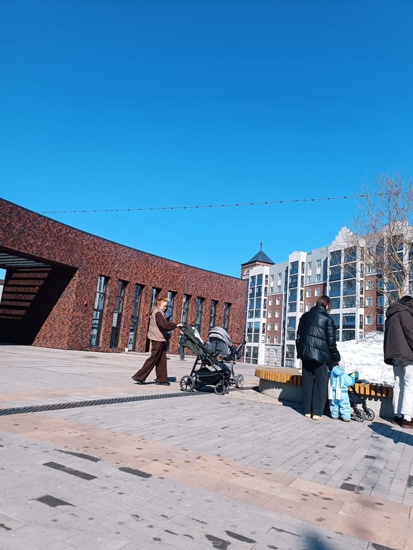 Clear day captured at public plaza in Gol'yanskiy, Russia