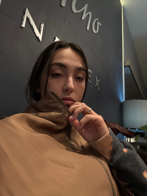 Person observed in Mexico City commercial lounge area