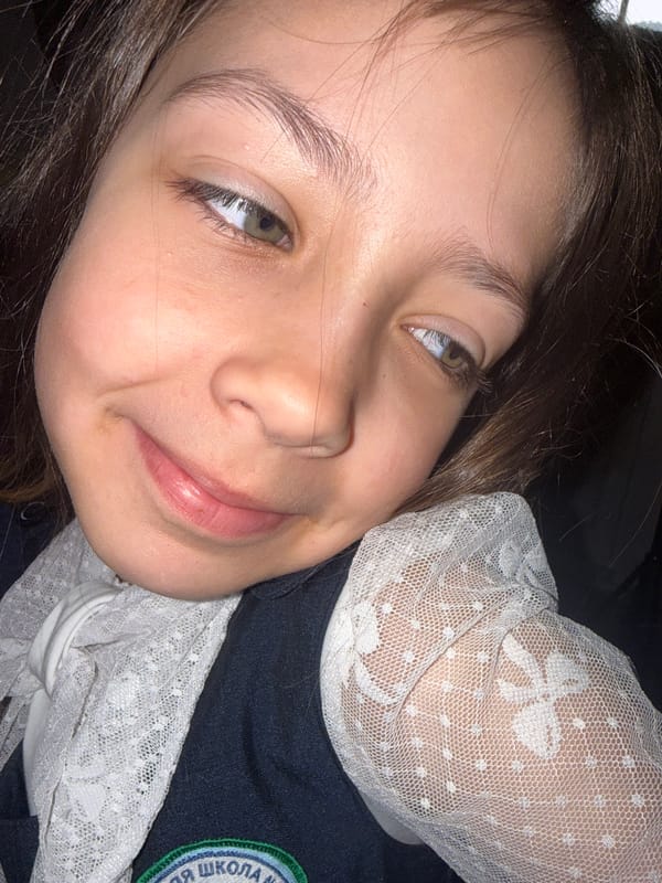 Child photographed twice within minute in Votkinsk, Russia