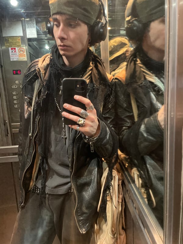 Person takes elevator selfie in Buenos Aires