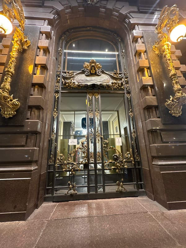 Night walk through Saint Petersburg captures illuminated landmarks