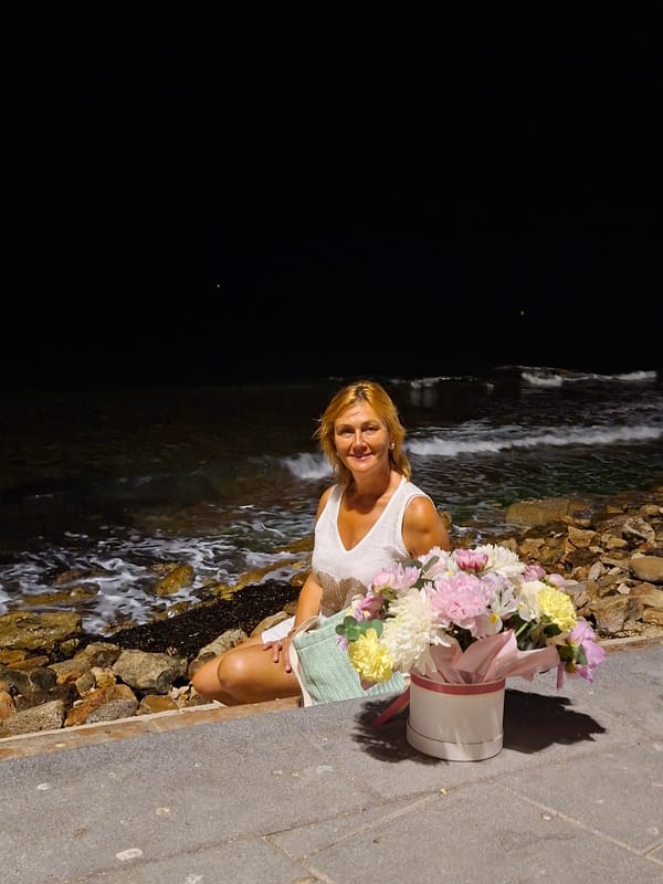 A Torrevieja summer night: beach, promenade, and live music