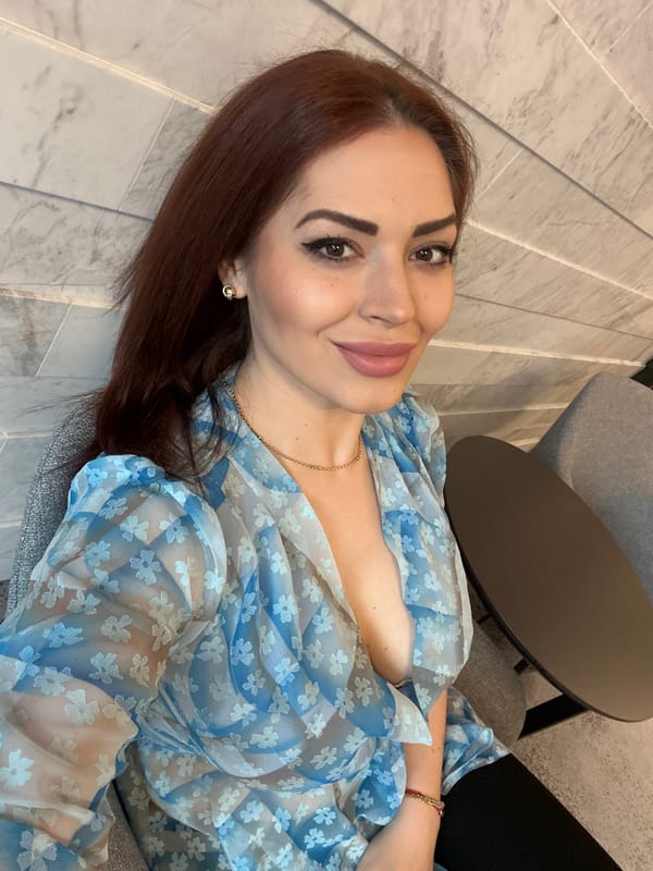 Woman in blue floral top spotted in Kazanlak hotel