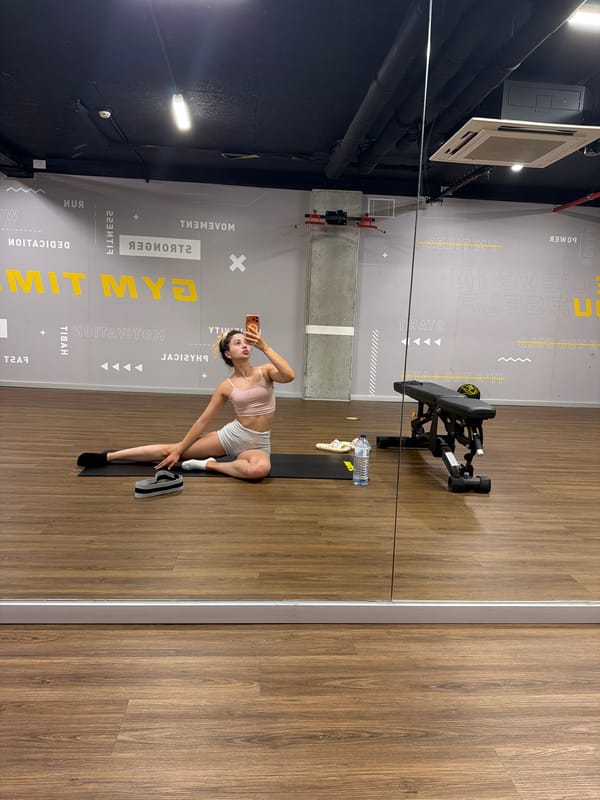 Woman takes mirror selfie at Porto gym