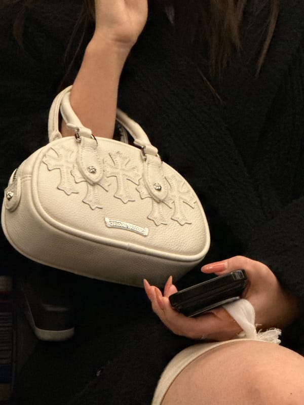 Person in black jacket observed on London public transport