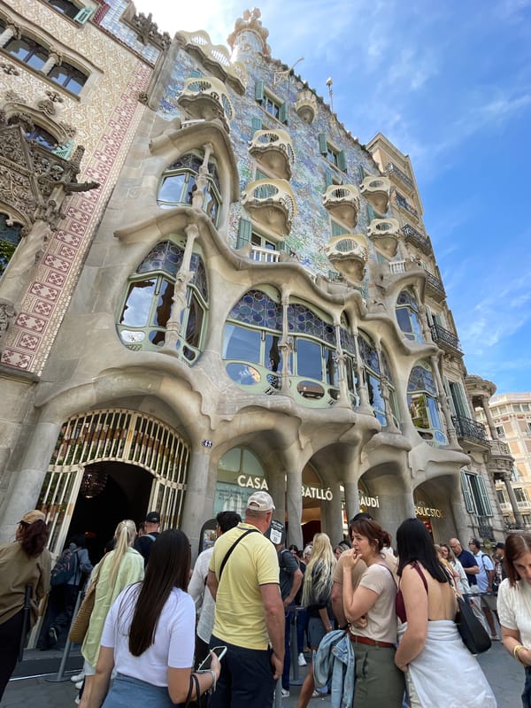 Tourists queue and photograph Casa Batlló in Barcelona