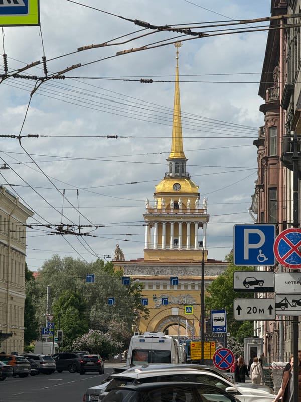 Saint Petersburg street view captures iconic Admiralty building spire
