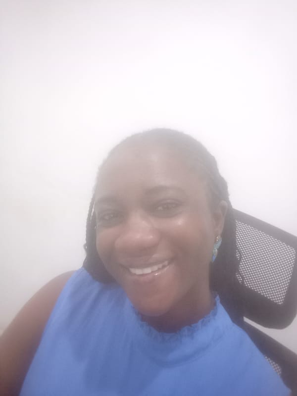 Woman takes selfies in Abuja, shows off style