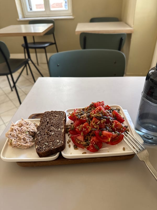 Lunch at a Tel Aviv café: tomatoes, seeds, and a bite mid-air