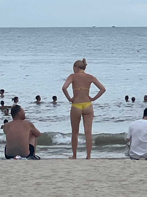 Beach day and street scenes along Da Nang's coast