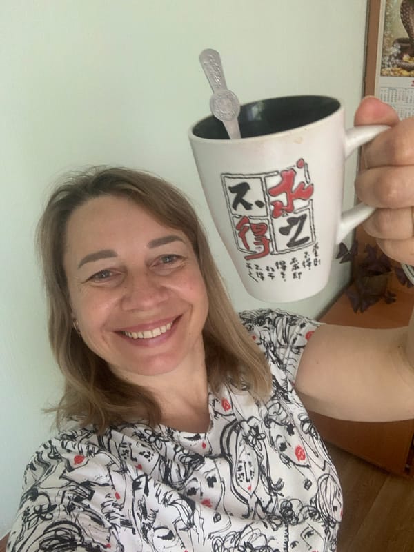 Casual selfie series with a fan and a mug, Kapyĺ