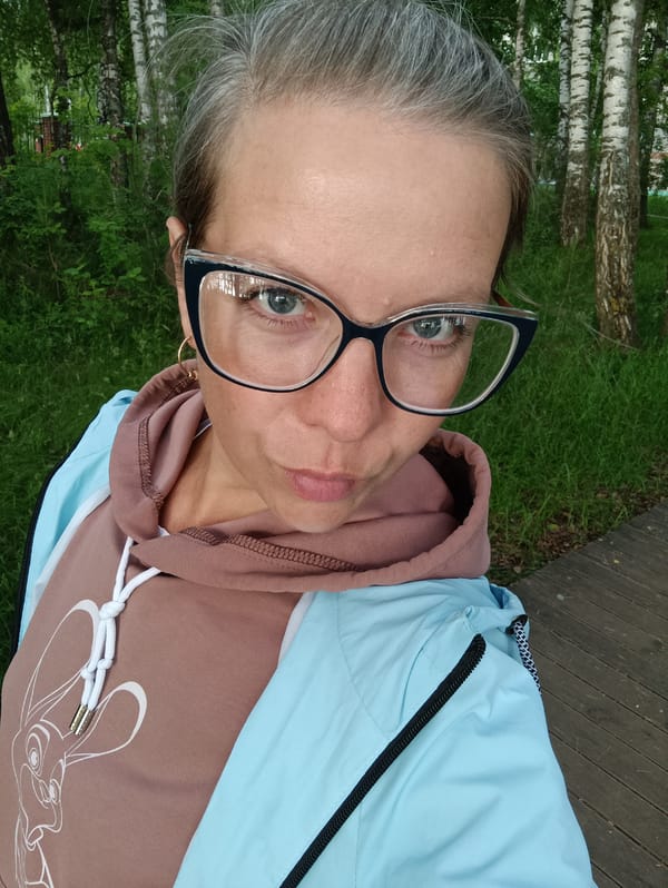 Woman documents early morning waterfront visit in Chaikovsky, Russia