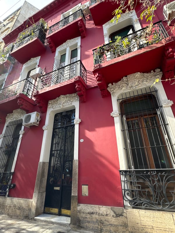 Unknown witness captures three hours of Buenos Aires street life