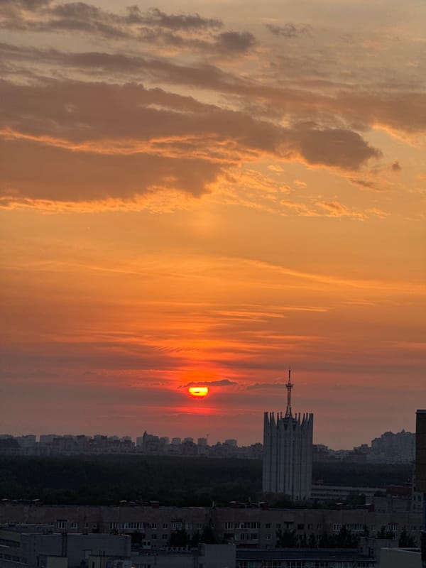Sunset observed over Sinyavino, Russia by multiple witnesses