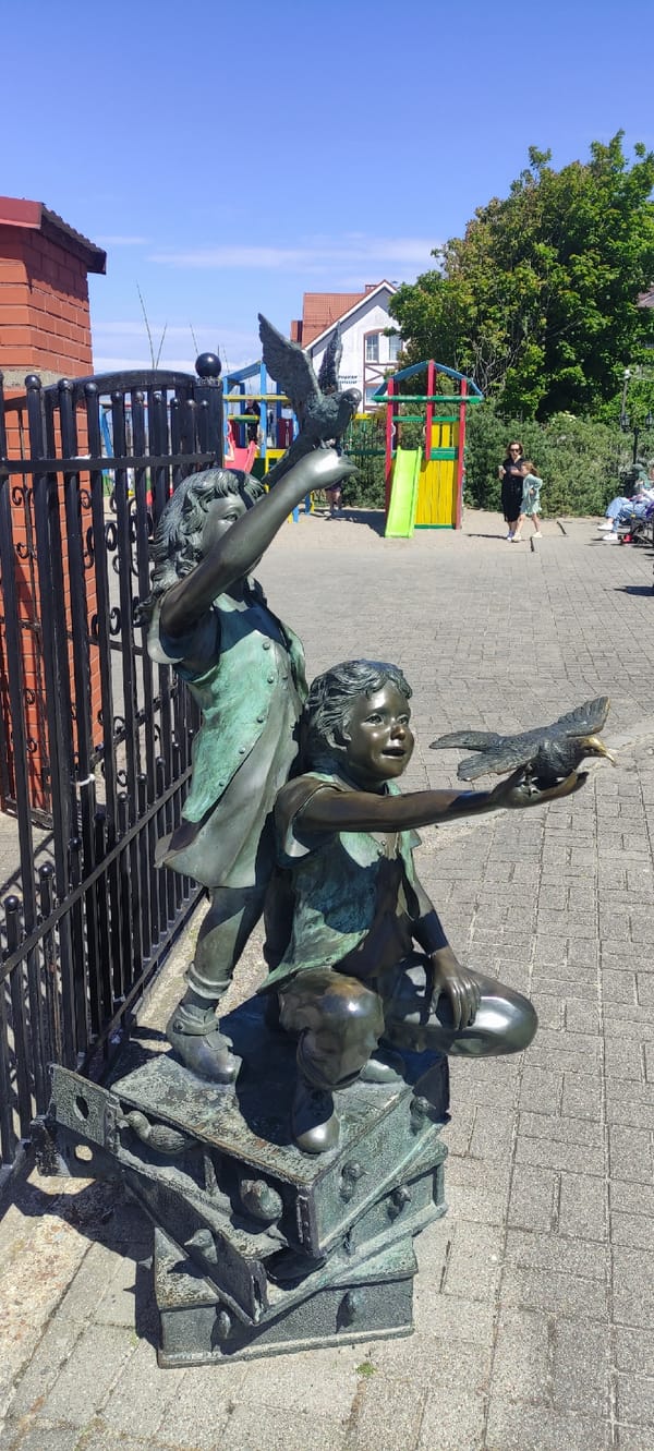 Beach scenes and bronze sculpture documented in Zelenogradsk