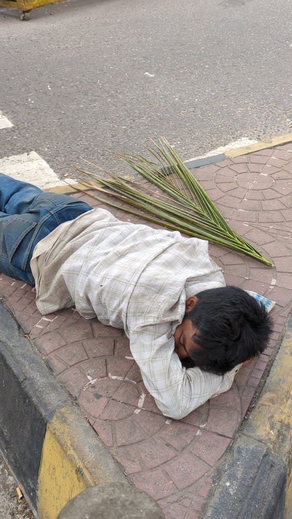 Dhaka street life documented by witnesses early morning