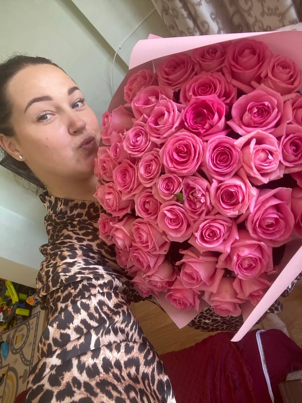 Pink rose bouquet presentation captured in Sochi home