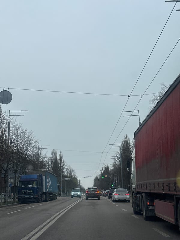 Heavy traffic observed on Kyiv street during early morning hours