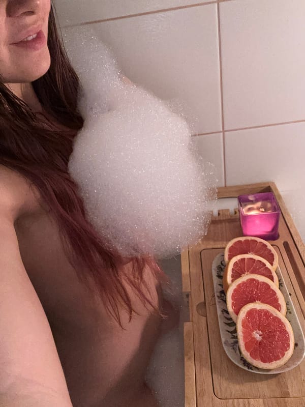 Woman observed bathing in bubble-filled tub in Vladimir