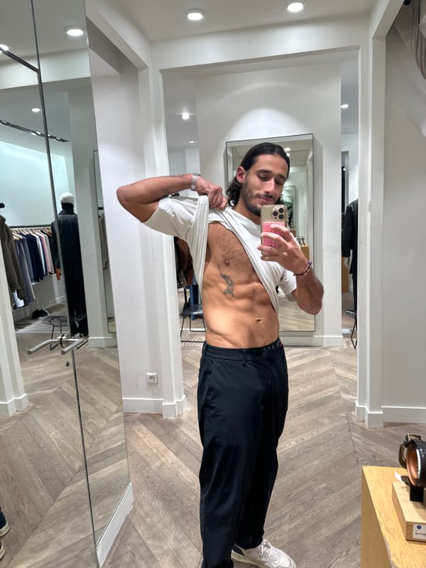 Man takes mirror selfies in Paris dressing room