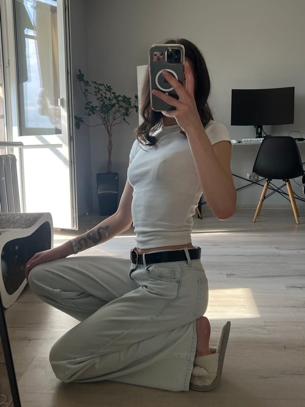 Mirror selfies and outfit details in Ternopil, Ukraine