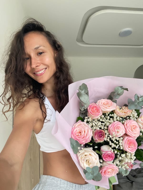 Woman poses with rose bouquet in Vietnamese photoshoot session
