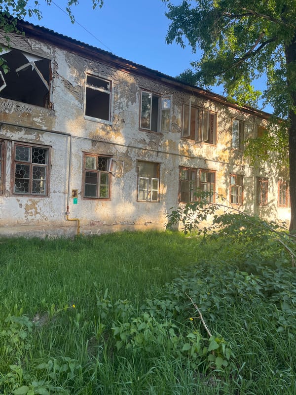 Witness documents urban decay, daily life in aging neighborhood