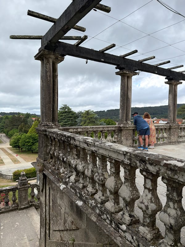 Casual afternoon moments captured across Santiago de Compostela parks