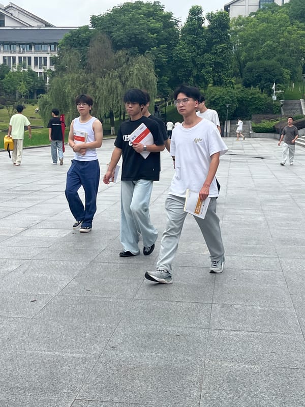 Busy morning on a Jiangjin university campus