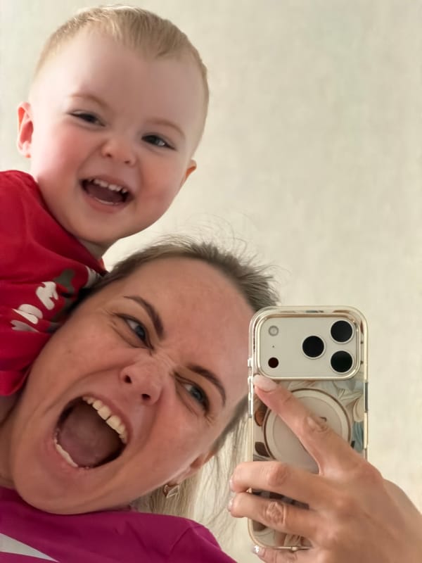 Mother and child share joyful selfie moment in Votkinsk